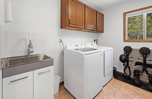 Valley of the Sun Cabin | NEW! Sauna Hot tub 2 King Beds Game Room Near Breck Mtn views