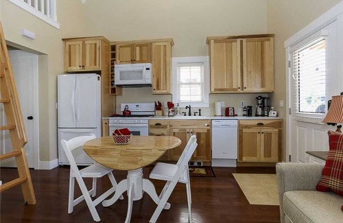 Seabrook House | *New* Seabrook's The Chicken Coop: Dog-friendly home!