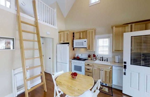 Seabrook House | *New* Seabrook's The Chicken Coop: Dog-friendly home!