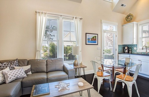 Seabrook House | *New* Seabrook's Whispering Sands: Dog-Friendly!