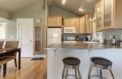 Seabrook House | *New* Seabrook's Woodland Cottage: Dog Friendly!