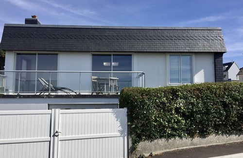 Donville-les-Bains House | NEW seafront near beach, dior garden and near granville