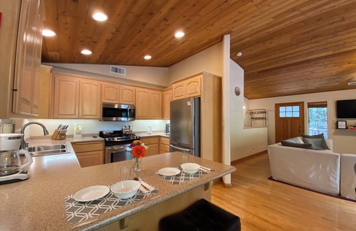 Croft House | New! Secluded, forest, private hot tub, pet friendly, rivers, lakes, wineries