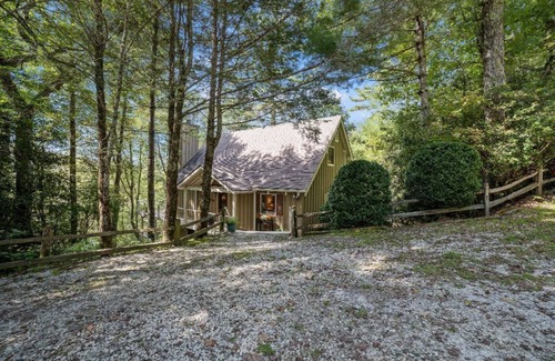 Highlands Hills House | New Secluded Mountain Cottage- close to DT, Apple Lake, Hiking, ETC