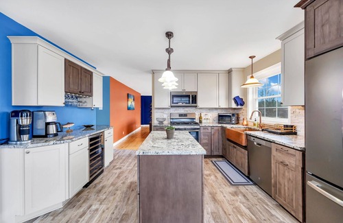 Sullivan House | NEW! Serene 7BR Haven by the Lake