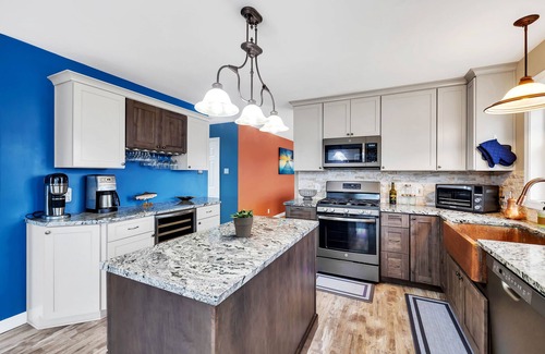 Sullivan House | NEW! Serene 7BR Haven by the Lake