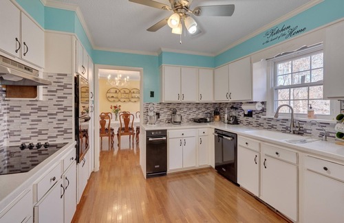 High Point House | NEW! Shalimar Estates - Furniture Market & Downtown by Quantum Suites