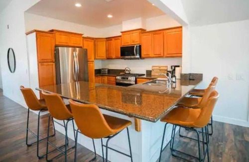Bay Terraces House | NEW Siena Fun Full House Retreat