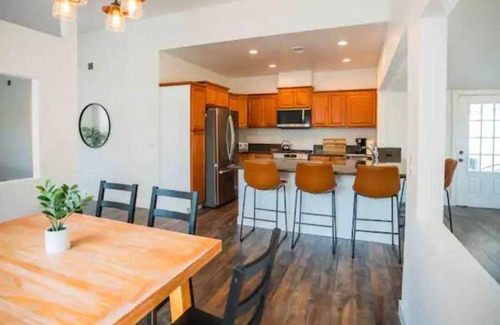 Bay Terraces House | NEW Siena Fun Full House Retreat