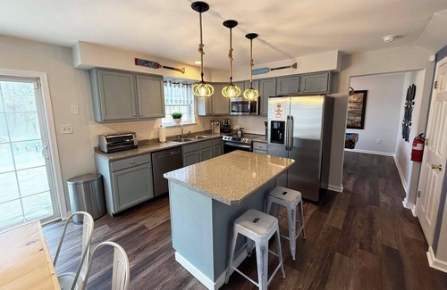 Blakeslee House | NEW Sinca Shores Lakefront Luxury 5BR - With Hot Tub & Fire Pit