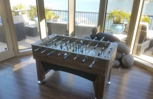 Discovery Bay House | NEW SINGLE PRICES - Large group rental with prime location by the beach