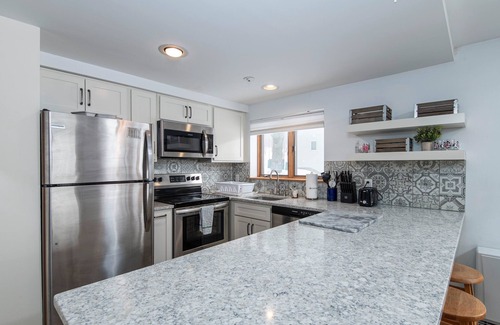 West Dover Condo | NEW Ski in/out condo with Mt views, hot tub, porch, gym & wifi!