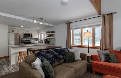 West Dover Condo | NEW Ski in/out condo with Mt views, hot tub, porch, gym & wifi!