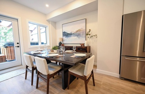 East Kootenay House | NEW Slope-side Townhouse at Panorama with hot tub and mountain views