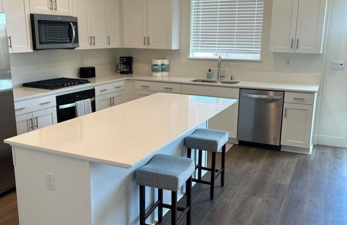 Lathrop House | NEW Smart Home w/Massage Chair & King Bed