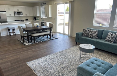 Lathrop House | NEW Smart Home w/Massage Chair & King Bed