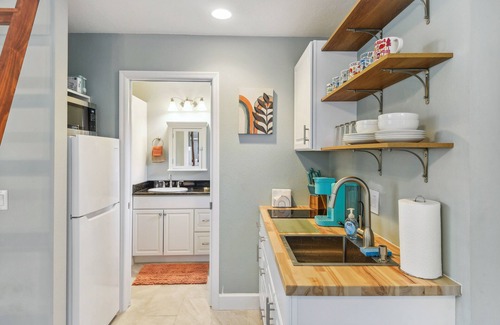 New Smyrna Beach Apartment | New Smyrna Beach Hideaway < 1 Mi to Beach!