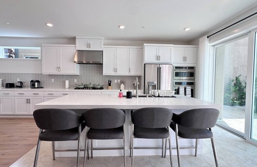 Irvine House | New! Solis Park 4-Bedroom Home w/Backyard