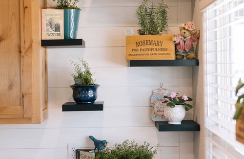 Farmington House | New spacious guest house with pool, 6.9 miles from University of Arkansas!