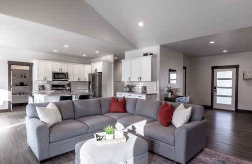 Moscow House | New Spacious Home with 3 Car Garage, Private Backyard, close to Downtown