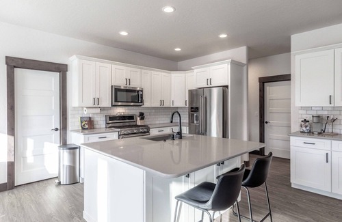Moscow House | New Spacious Home with 3 Car Garage, Private Backyard, close to Downtown