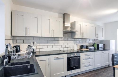Hyde House | NEW Spacious House 2 Bedrooms 5 Beds 5 Guests WiFi