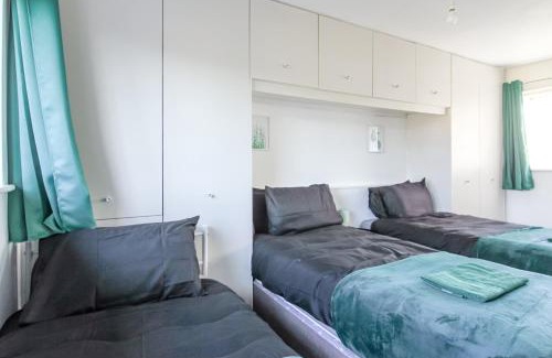 Hyde House | NEW Spacious House 2 Bedrooms 5 Beds 5 Guests WiFi