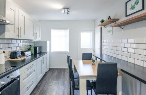 Hyde House | NEW Spacious House 2 Bedrooms 5 Beds 5 Guests WiFi