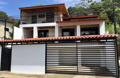 Desamparados House | New Spacious House Near the airport