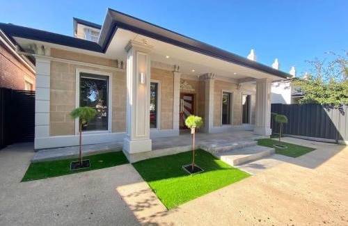 Unley House | New Spacious Luxury 5 Bedroom Mansion in Unley