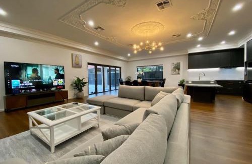 Unley House | New Spacious Luxury 5 Bedroom Mansion in Unley