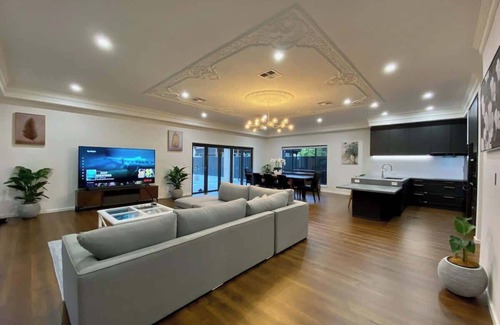Unley House | New & Spacious Luxury Mansion with 5 Bedrooms & 4 Bathrooms in Unley