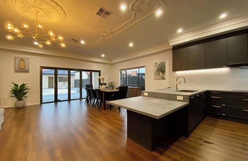 Unley House | New & Spacious Luxury Mansion with 5 Bedrooms & 4 Bathrooms in Unley