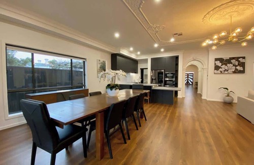 Unley House | New & Spacious Luxury Mansion with 5 Bedrooms & 4 Bathrooms in Unley