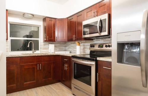 North Miami Beach Apartment | NEW STAR 2/Fantastic family oriented and mins away from the beaches