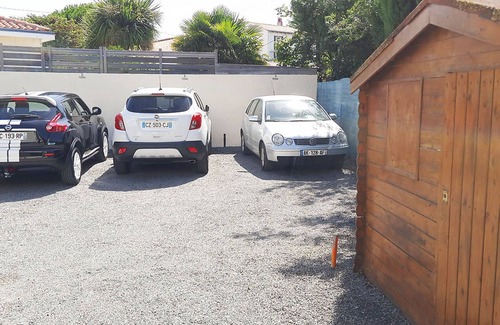 La Rochelle Apartment | New studio, garden with private parking, walking distance to beaches, Wifi