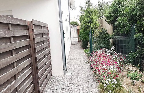 La Rochelle Apartment | New studio, garden with private parking, walking distance to beaches, Wifi