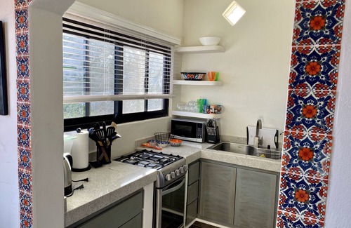 El Sargento Cottage | New studio queen casita with full kitchen and bath