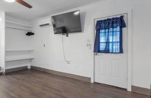 Long Beach Apartment | NEW Studio Unit NEAR the beach and downtown