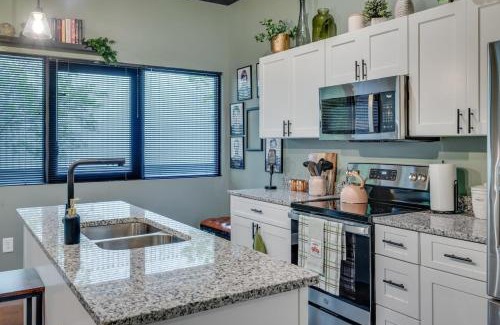 Nashville Apartment | NEW Studio w 2 Queen Beds 7 mins to Broadway