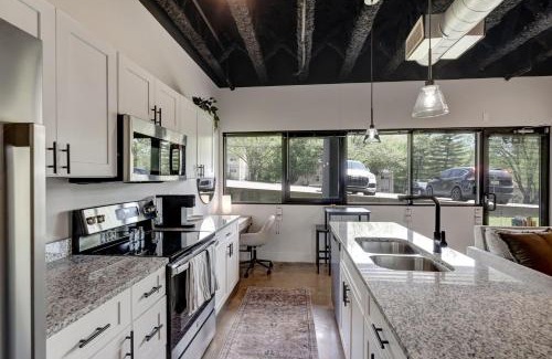 Nashville Apartment | NEW Studio with 2 Beds 7 mins to Broadway