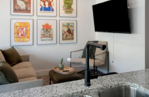 Nashville Apartment | NEW Studio with 2 Beds 7 mins to Broadway