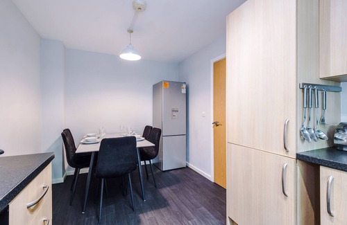 Salford House | NEW! Stunning 4Bed Home, Sleeps 7, Free Parking