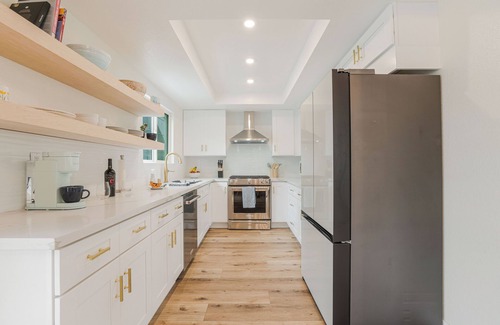 Silver Strand House | New! Stunning Beach house, Steps to Sand, King Beds, Game Room, Family Friendly