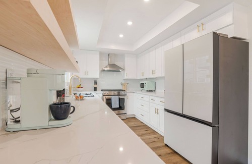 Silver Strand House | New! Stunning Beach house, Steps to Sand, King Beds, Game Room, Family Friendly