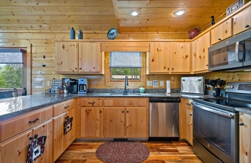 Murphy Cabin | NEW! Stunning chalet minutes from Murphy