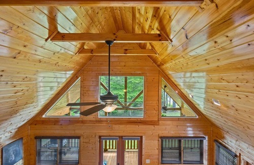 Murphy Cabin | NEW! Stunning chalet minutes from Murphy