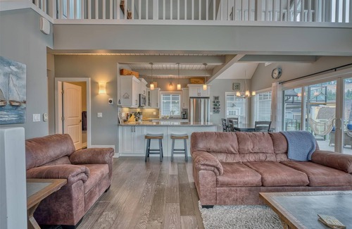 Central Okanagan Cottage | 🌟NEW- STUNNING LAKE VIEWS🌅 PETS🐶FAMILIES👨👩👧👦GOLF CART & FIRE TABLE🔥