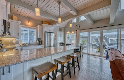 Central Okanagan Cottage | 🌟NEW- STUNNING LAKE VIEWS🌅 PETS🐶FAMILIES👨👩👧👦GOLF CART & FIRE TABLE🔥