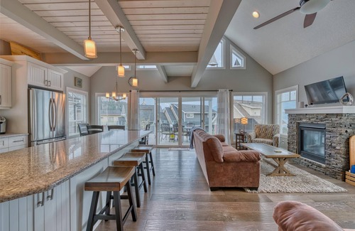 Central Okanagan Cottage | 🌟NEW- STUNNING LAKE VIEWS🌅 PETS🐶FAMILIES👨👩👧👦GOLF CART & FIRE TABLE🔥